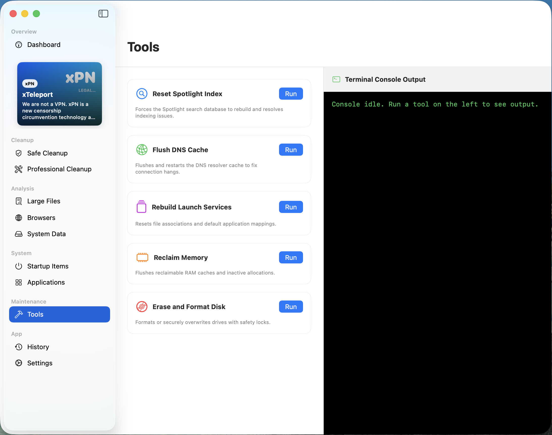 Clean & Fast screenshot: Maintenance tools to rebuild Spotlight, flush DNS cache, and live terminal console